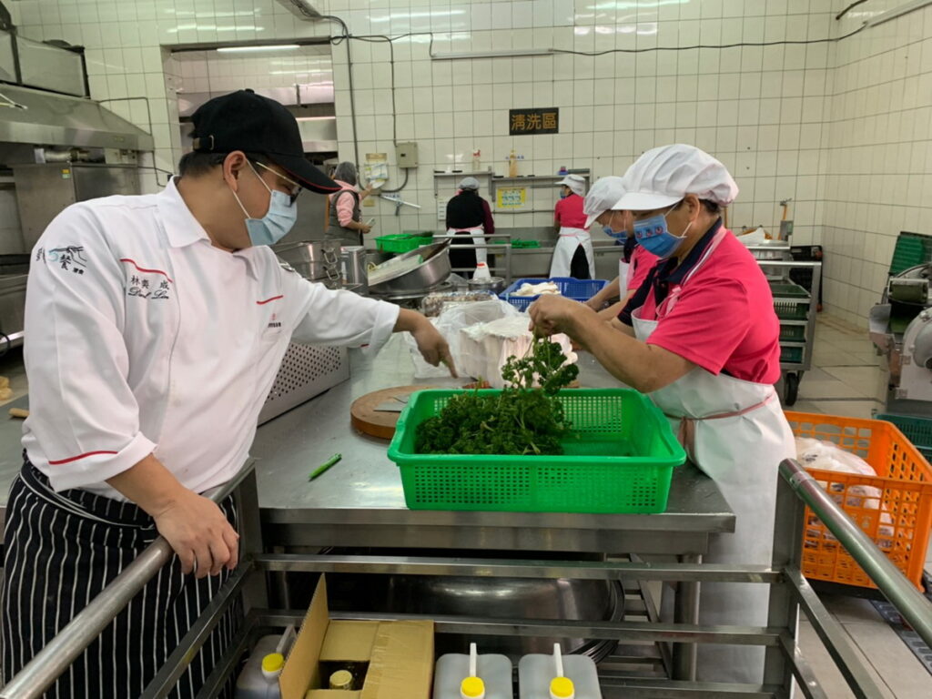 灃食美味革新主廚林奕成,攜手校園廚房團隊打造美味營養午餐。