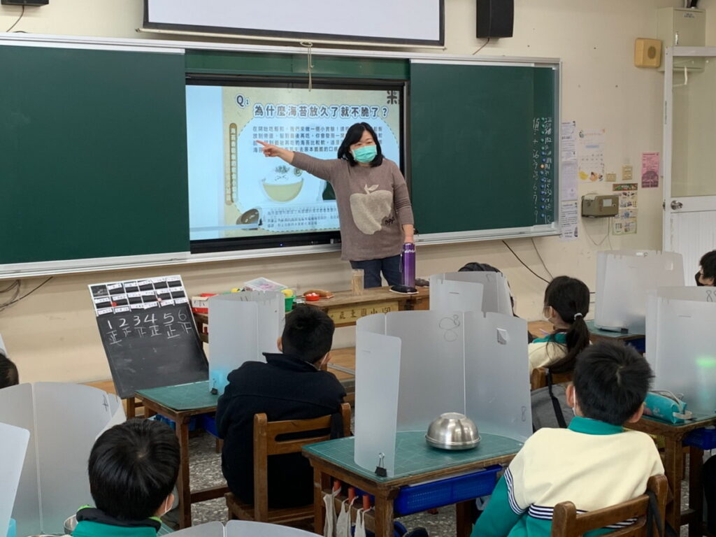 合作學校使用灃食設計教材,讓孩子從吃入口的食物學習飲食知識。