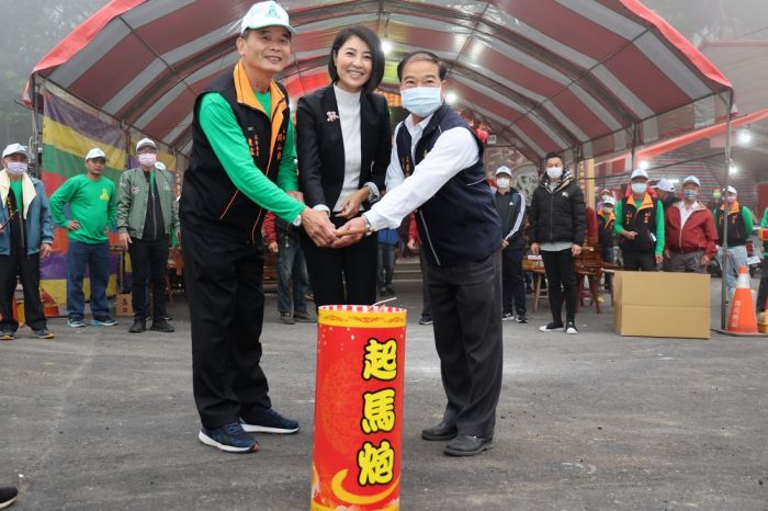 開山廟禮迎白沙屯媽、山邊媽遶境鹿谷祈安 許淑華點起馬炮扛轎