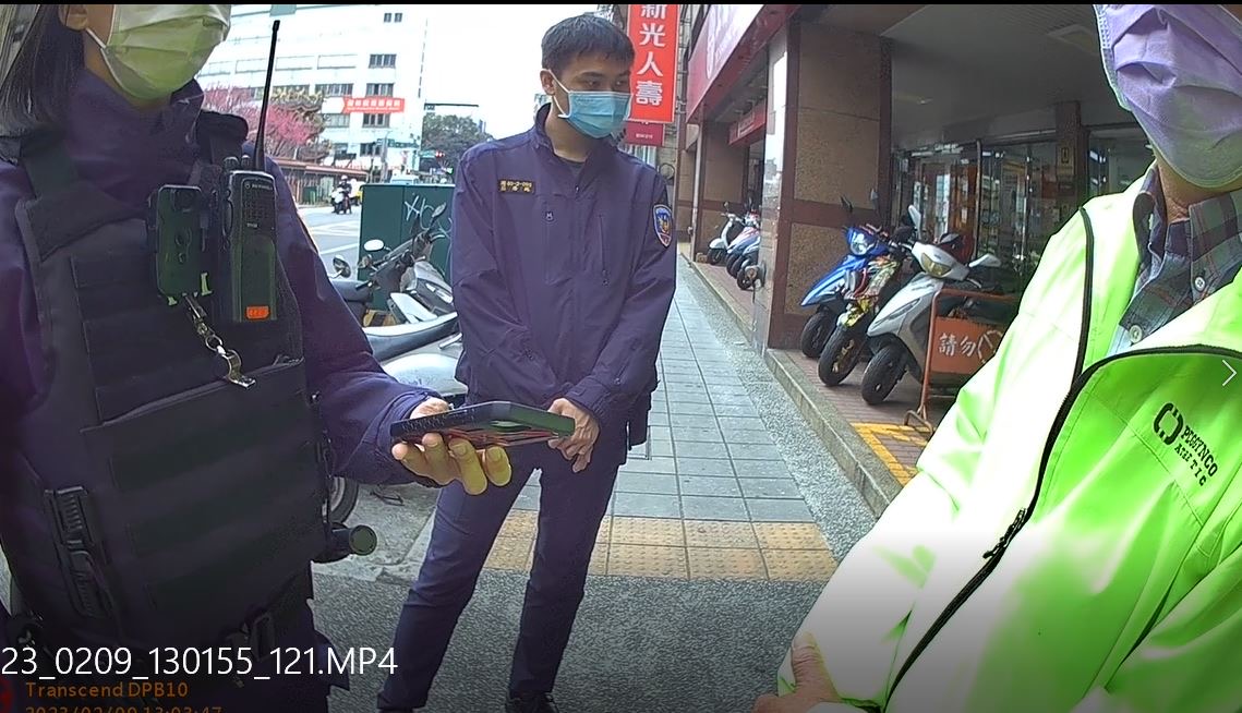 樹林警即時到銀行阻詐。(記者徐煜勝翻攝)
