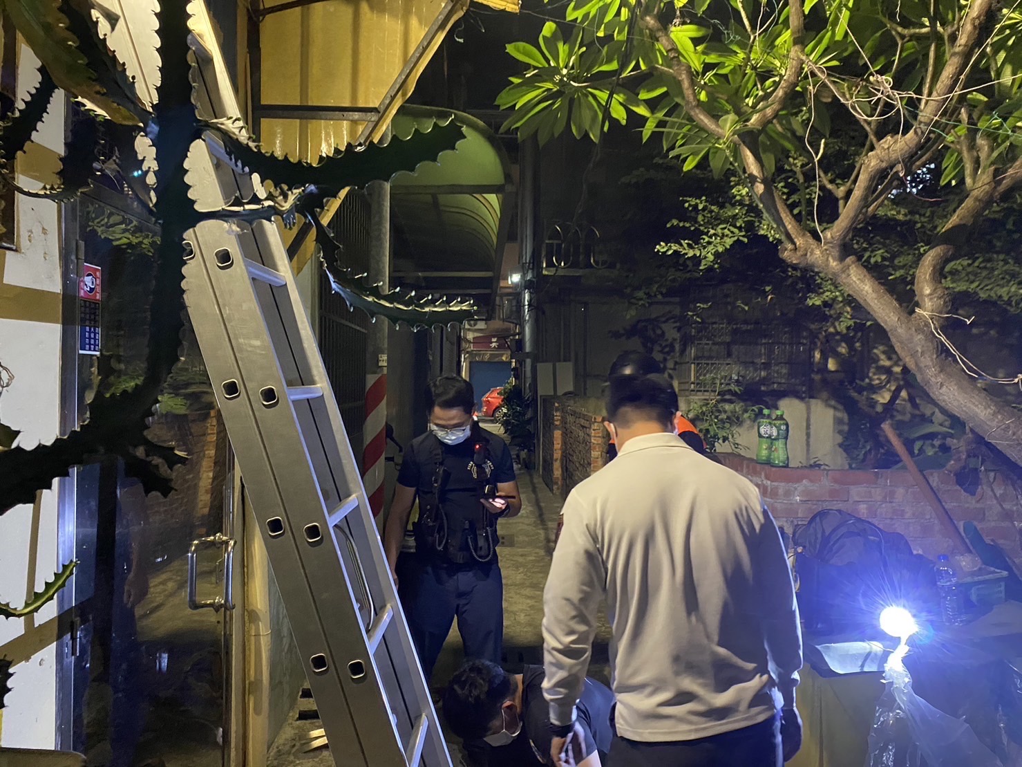 住家大門遭毛小孩反鎖警消到場解圍