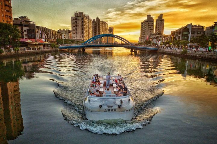夕陽下的運河遊船體驗早期居民航運往返安平。 圖:臺南市政府觀光旅遊局觀光技術科/提供