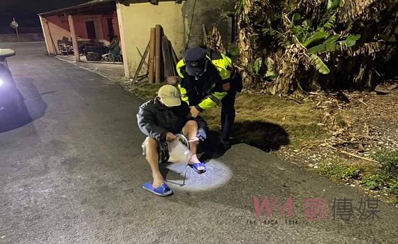山寮村部落挨家挨戶敲門 臺西警助迷失老翁平安返家