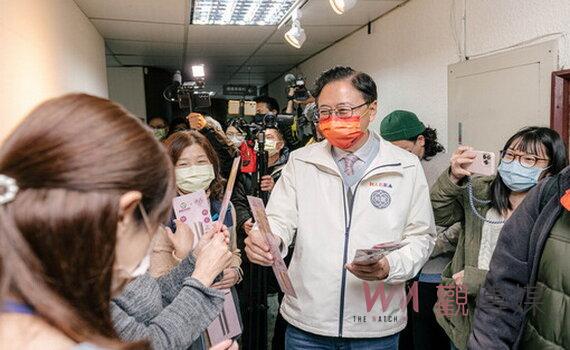 桃園景福宮月老庇佑　張善政贈同仁「脫單筷」 祝情人節快樂