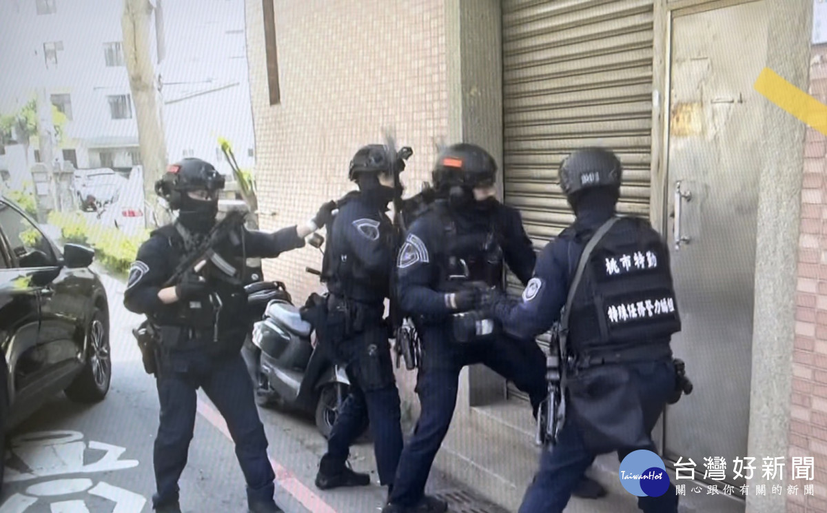 龍潭警拂曉出擊，優勢警力攻堅破2毒窟。<br /><br /> <br /><br /> 