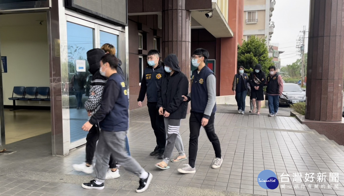 警方當場逮捕26歲李姓、34歲羅姓主嫌及其他2名共犯等人到案。<br /><br /> <br /><br /> 