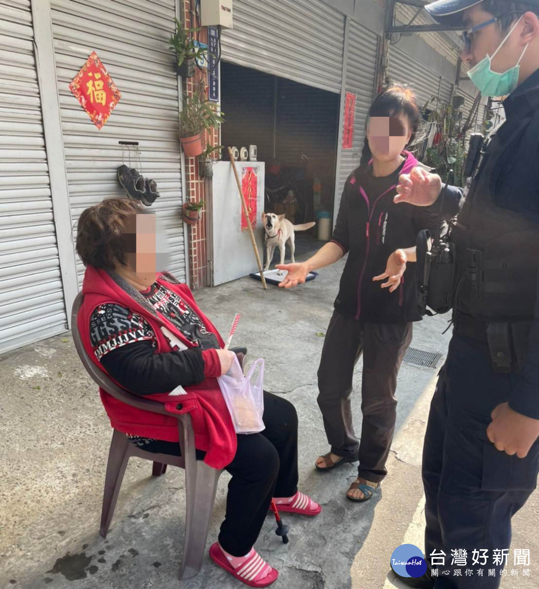 婦人外出散步頭暈路倒，巡邏員警及時協助。