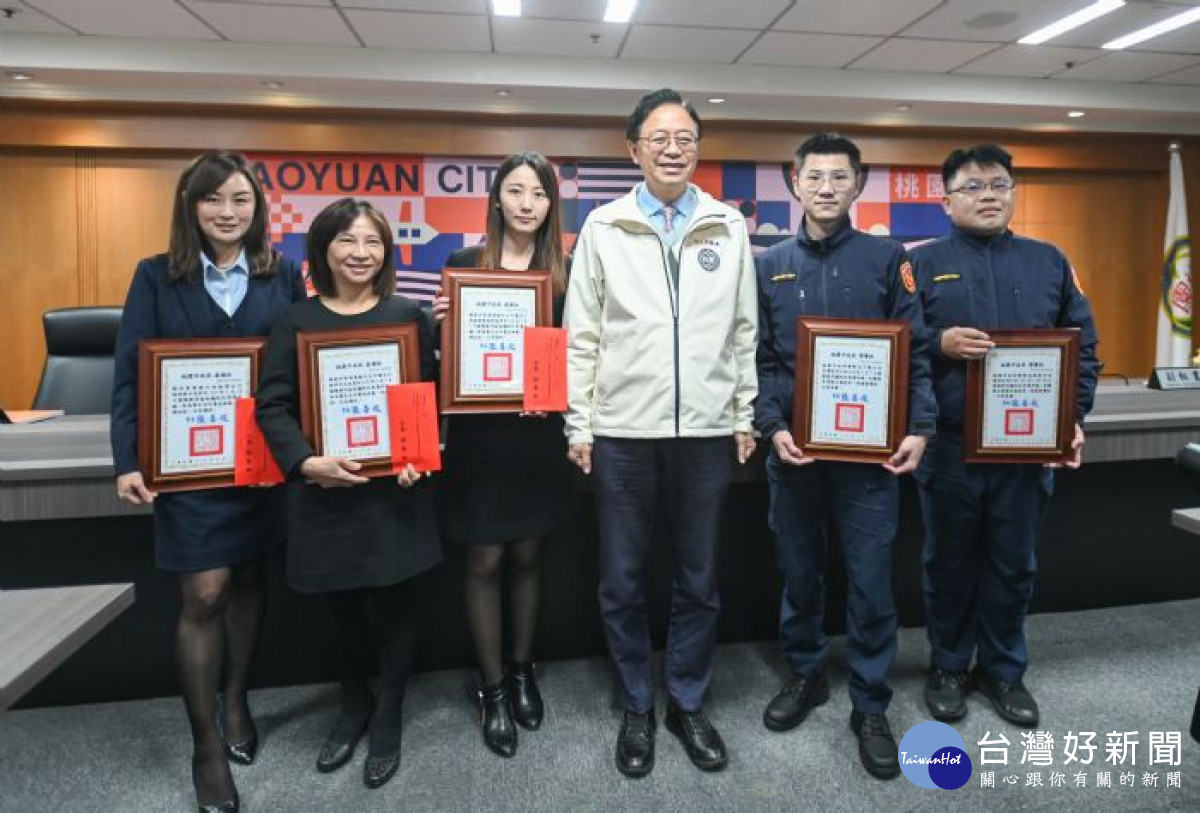 市長與５名有功人員合影。