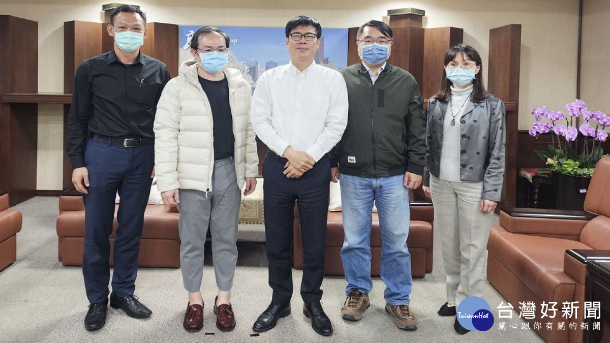 ▲保障代理教師權益，陳其邁與教師職業工會于居正理事長（左二）、教師產業工會李賢能理事長（右二）進行會談。（圖／記者 許高祥 翻攝）