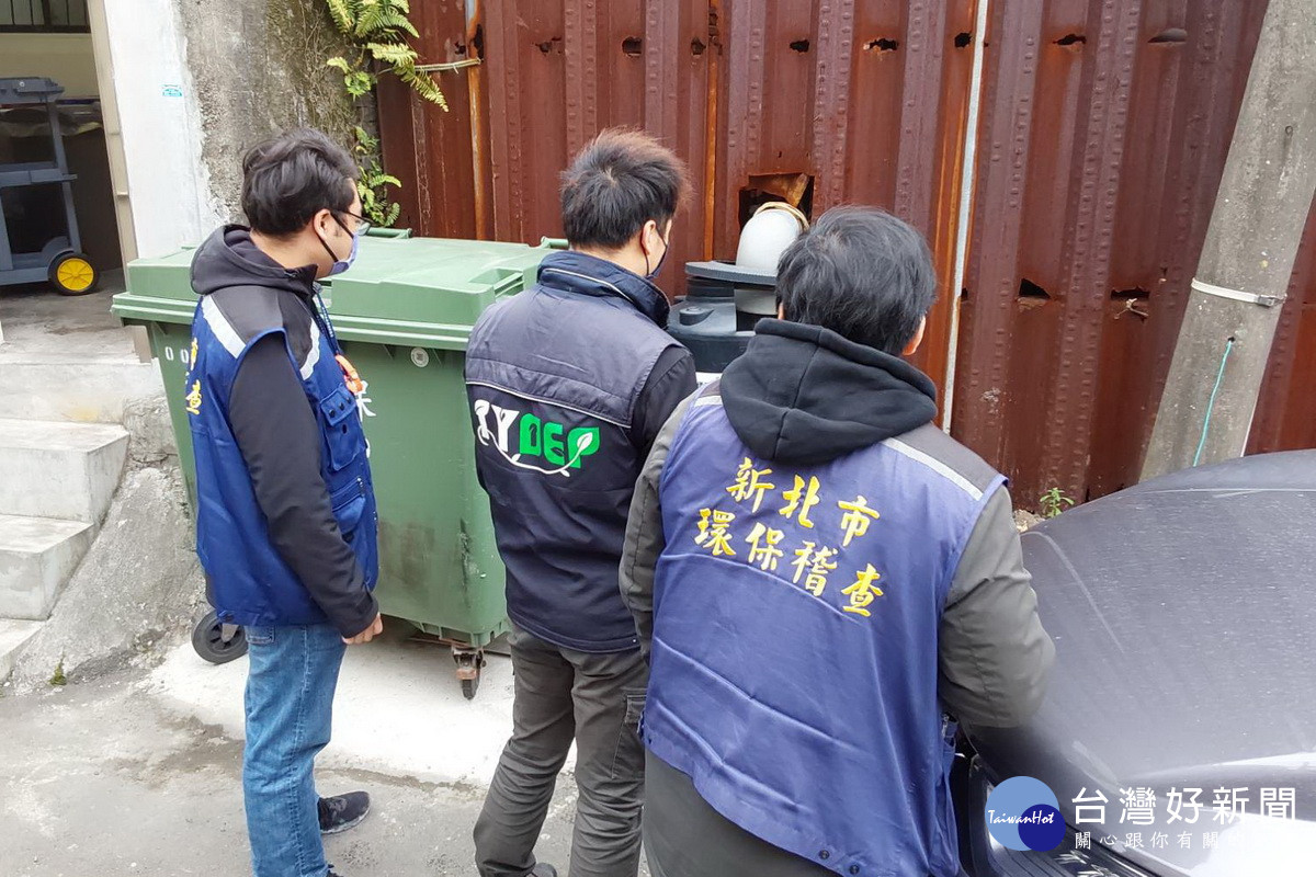 桃園市政府環保局啟動桃園新北聯合稽查,查獲傳舜企業有限公司排放廢水污染東門溪。