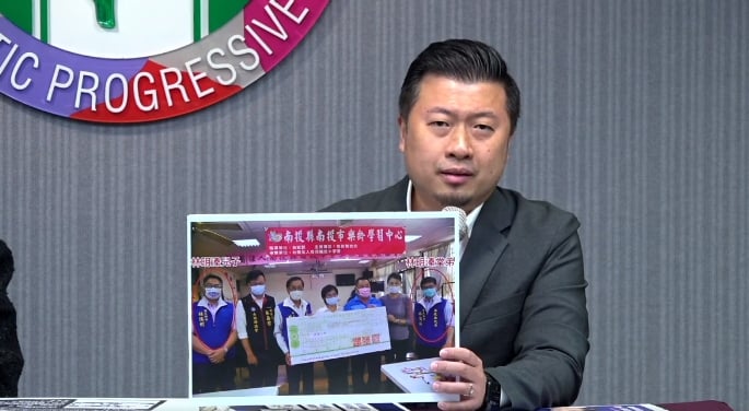 民進黨新聞部主任張志豪指控,林明溱擔任縣長時,任用堂弟林儒暘、兒子林儒彬分別任縣長秘書、縣長特助,「是把縣府當成林家天下嗎?」翻攝直播