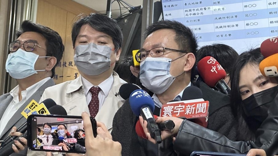 余正煌律師張祐齊(右)表示,考慮對陳明通提告。資料照片/林啟弘攝