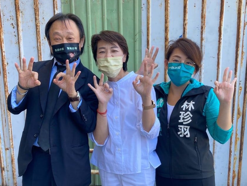 黃珊珊昨在臉書PO出與王世堅的合照,強調兩人已經通過電話,告訴他可以放心選中正萬華。翻攝黃珊珊臉書