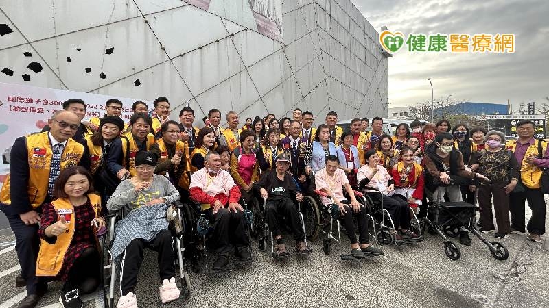 一家三口罹小腦萎縮症靠81歲父養 獅子會贈復康巴士助圓夢