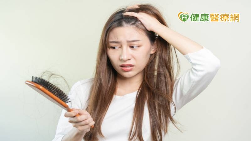 突然狂掉髮小心是圓禿前兆! 皮膚科醫師揭常見病徵