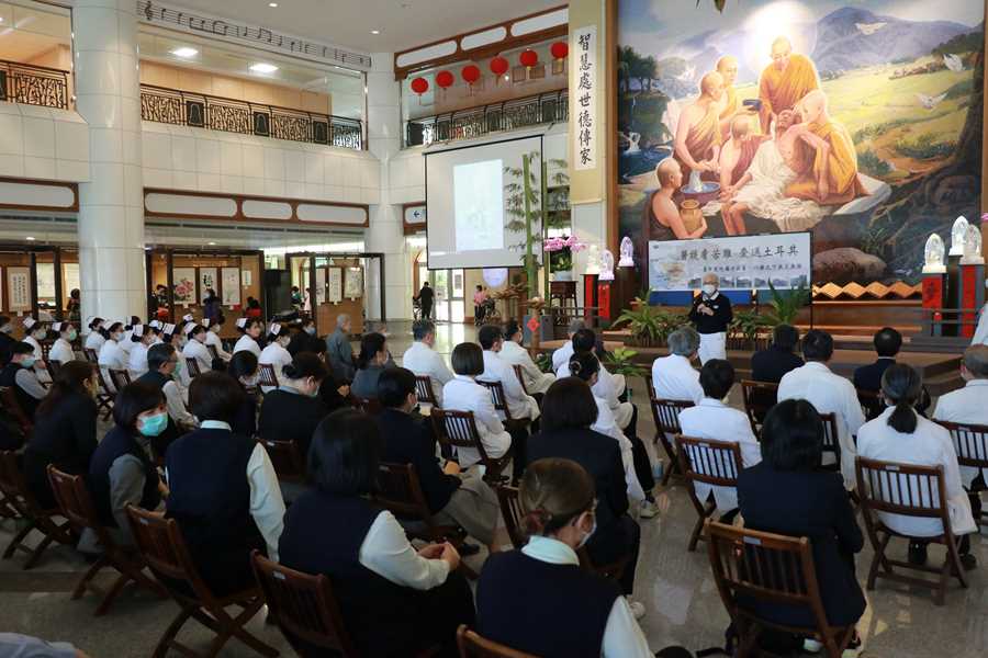 人文志業合心精進長姚仁祿因行程剛巧在臺中慈濟醫院,也參與募心募愛。(賴廷翰攝)