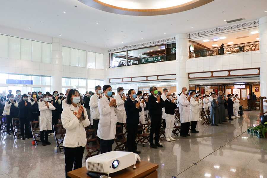 靜思精舍德如師父、德佩師父領眾為土耳其災民虔誠祈禱。(賴廷翰攝)