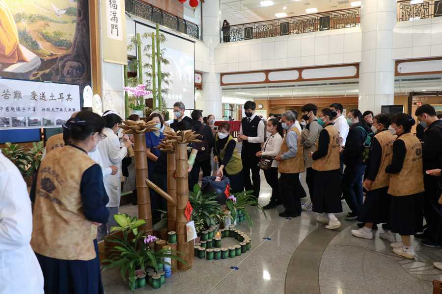 臺中慈濟醫院同仁與醫院志工踴躍響應募心募愛活動,捐款幫助土耳其災民。(賴廷翰攝)