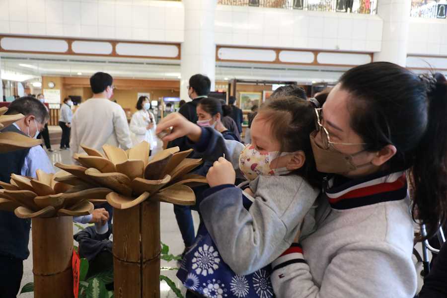 張女士夫妻攜孫女投下善款,教育孩子把握機會救人行善。(賴廷翰攝)