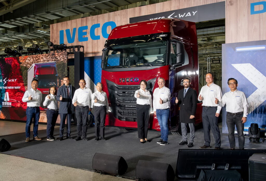 純正歐霸!全新IVECO S-WAY撼動登台與主管合影,(左起) 常榮機械商用車事業處業務經理 鄧子維、副董事長 林秋滿、義大利駐台辦事處主任 孔德明 Enrico Condemi、安東集團執行長 阮信榮、安東集團創辦人 周宜壽、安東集團 董事長 周佳君、IVECO亞洲地區銷售總監Amelia Michelangelo、義大利駐台辦事處 副主任 陸意佶Luigi Raffone、常榮機械 副總經理 陳輝陽、常榮機械 商用車事業處產品經理 林建良
