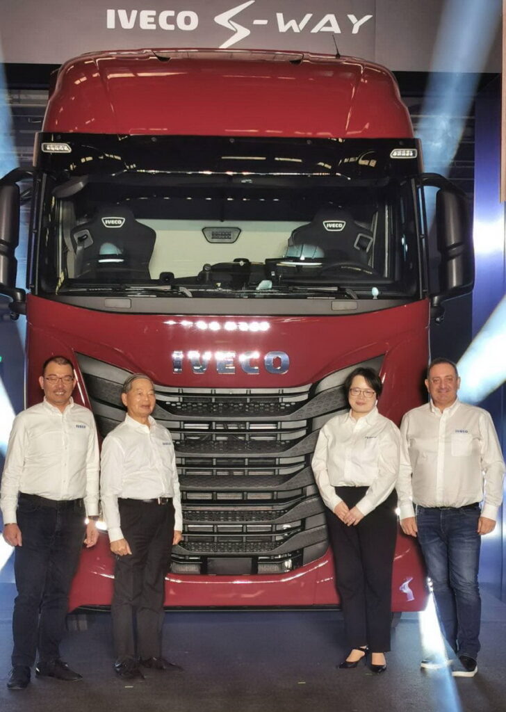 純正歐霸!全新IVECO S-WAY撼動登台與主管合影