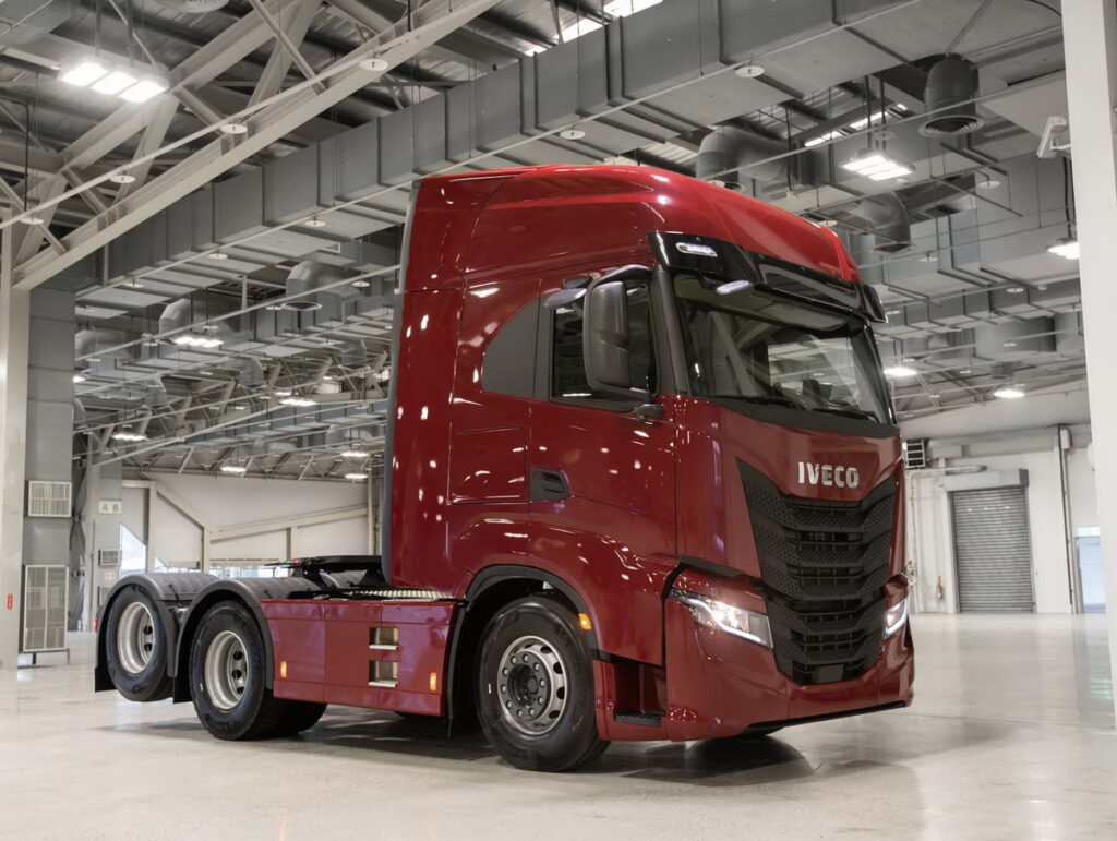 全新IVECO S-WAY旗艦重卡氣勢磅礡、線條俐落,呈現霸氣十足的王者風範