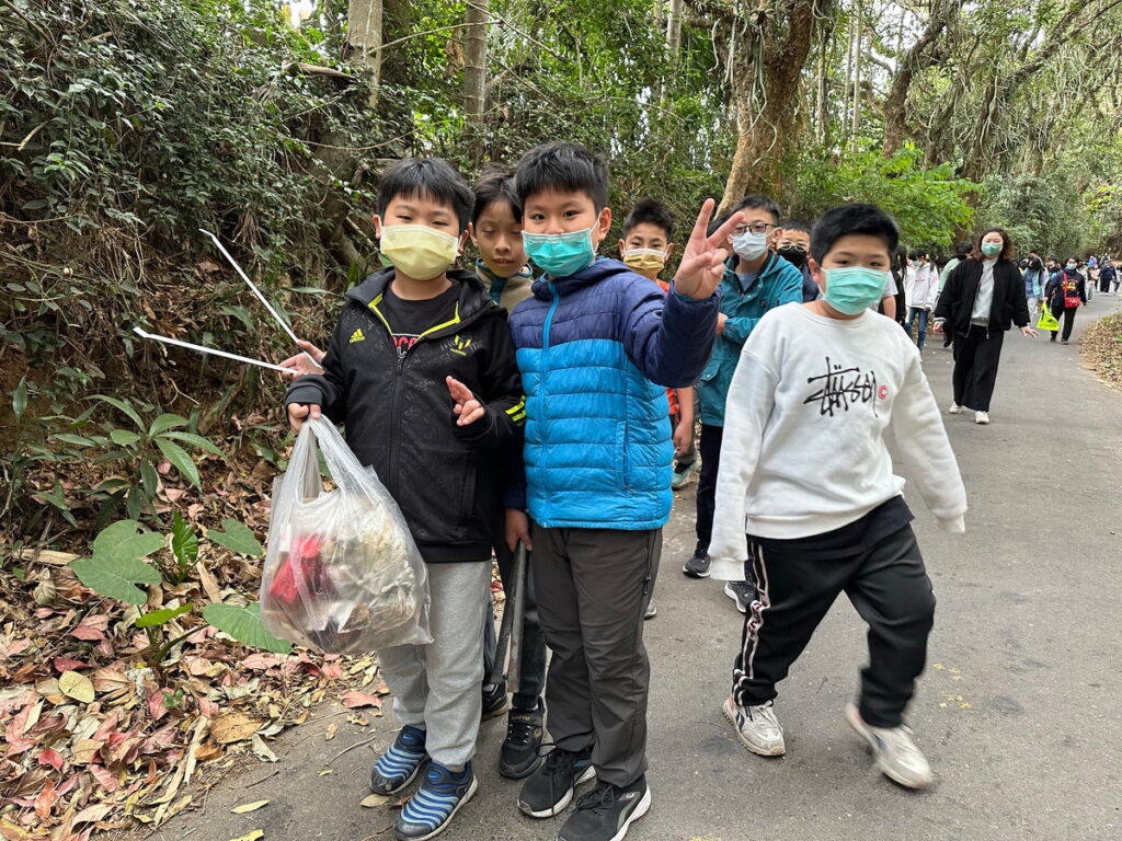 學生健走撿拾回收資源助震災