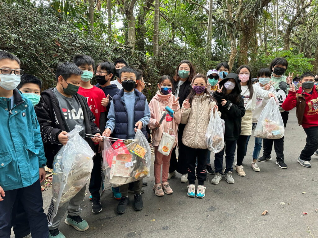 學生健走撿拾回收資源助震災