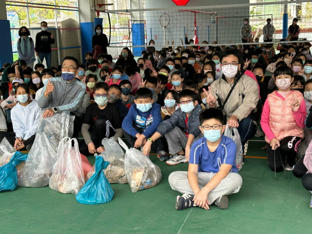 學生健走撿拾回收資源助震災