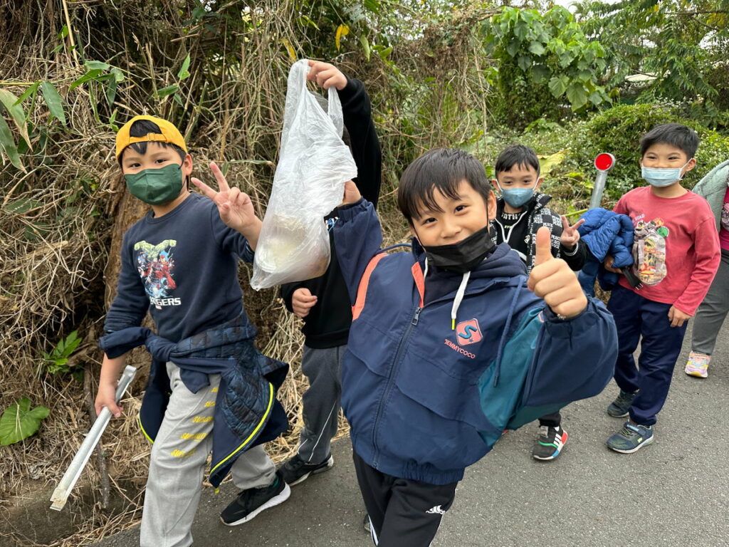 學生健走撿拾回收資源助震災