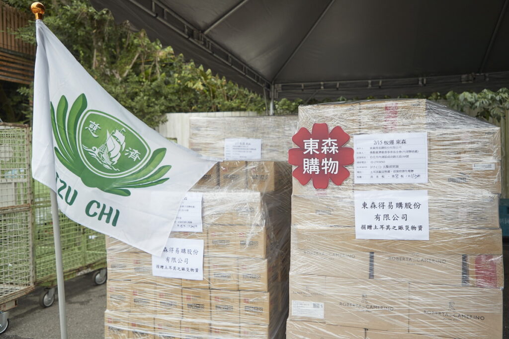▲東森購物號召東購會員一同發揮愛心,總計捐出3229箱內衣褲、衛生棉等土耳其賑災物資,並以最速件專車送至慈濟基金會內湖聯絡處。