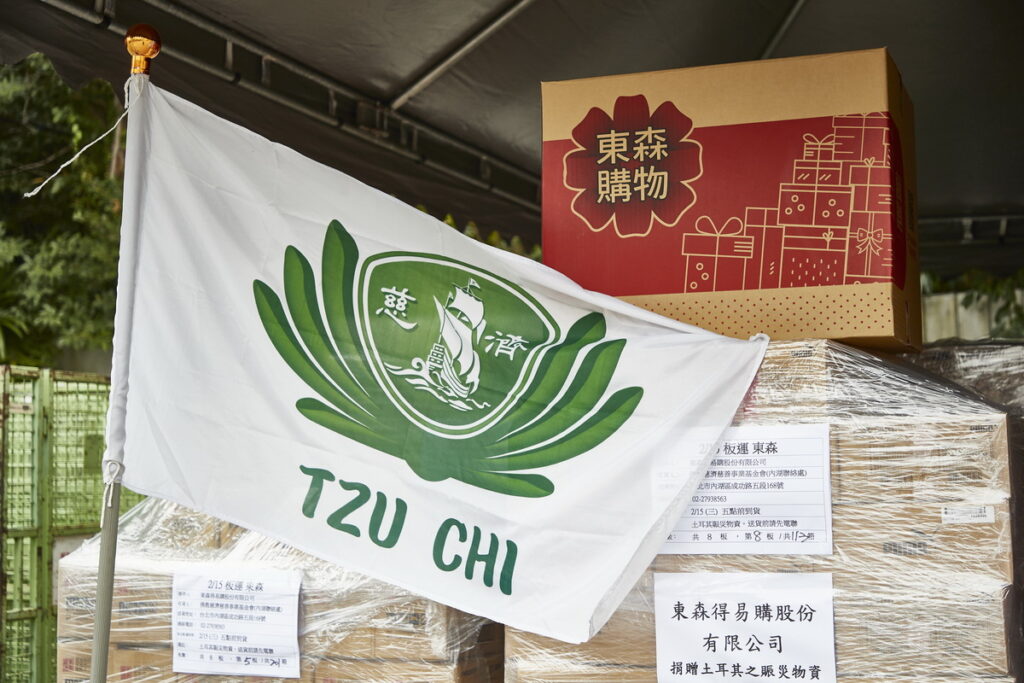 ▲東森購物以專車將捐贈物資送至抵台北慈濟基金會內湖聯絡處,與全台愛心一起送至土耳其。