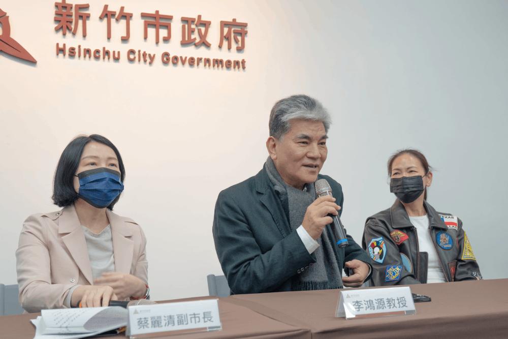 棒球場體檢委員李鴻源