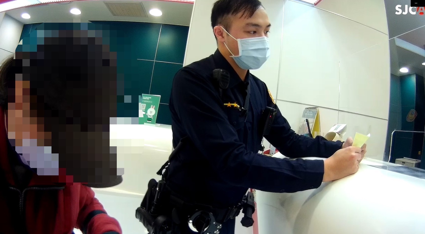 海山分局埔墘所接獲中國信託連線,立即到場阻止王女匯款。(記者戴昱弘翻攝)