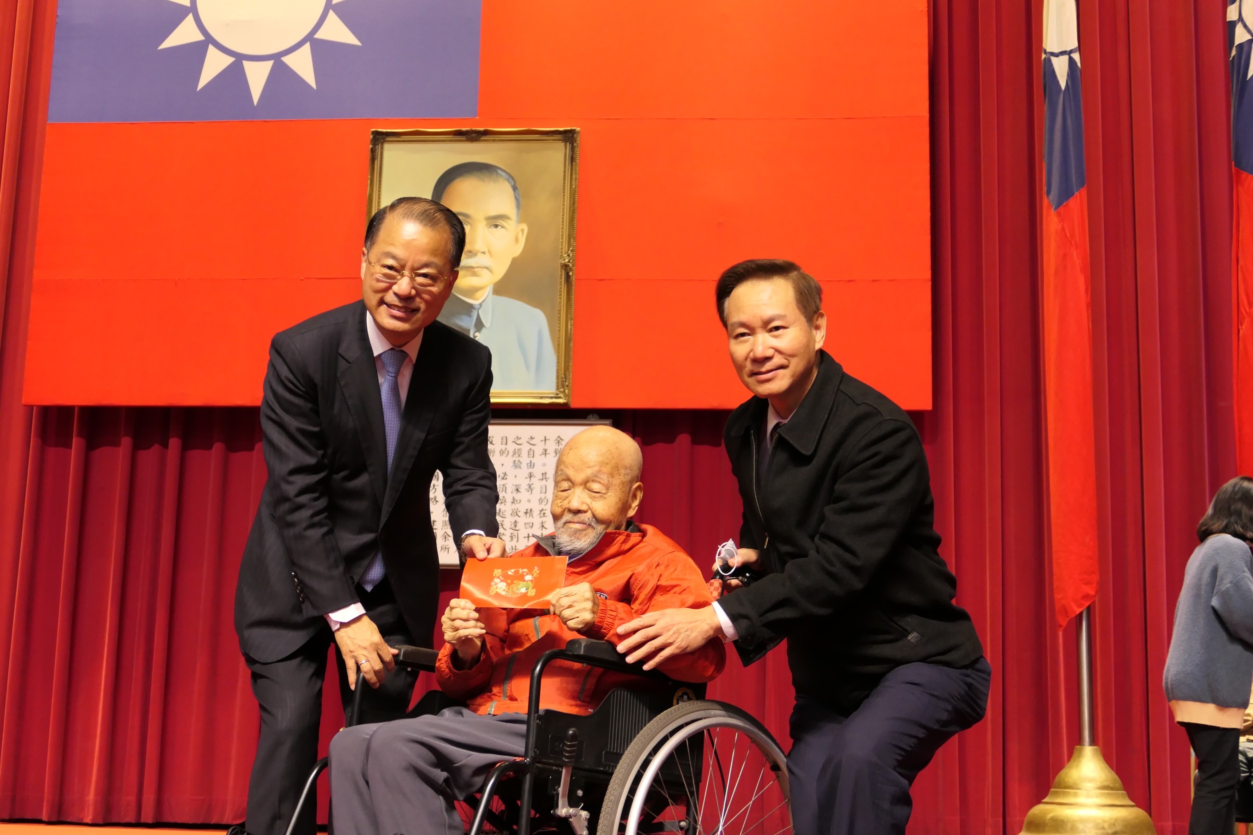 總會長耿繼文與署長黃明昭一同祝賀百歲壽星。(記者馬治薇攝)