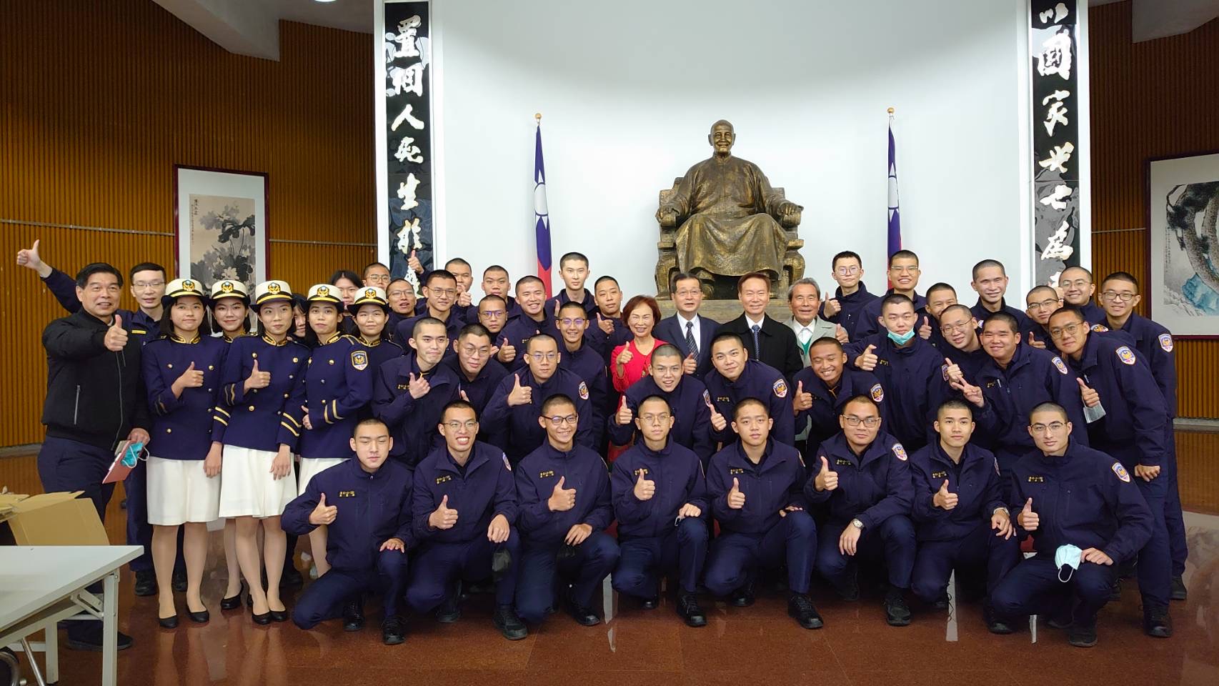 總會長耿繼文與警專同學一同合影。(記者馬治薇攝)