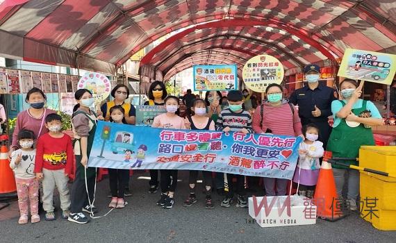 斗六警利用宮廟慶典人潮 宣導交安及防詐深獲好評