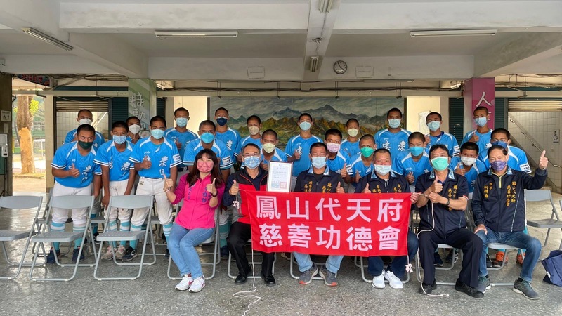 漾新聞|李雅靜陪同鳳山代天府功德會贈白米與加菜金予忠孝國中棒球隊