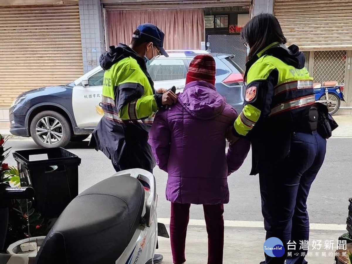 兩失智老婆婆迷途，楊梅警暖心送返家。