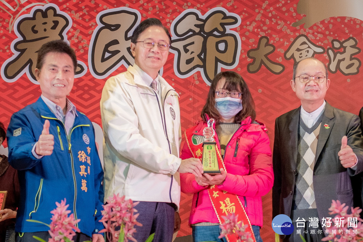 桃園市長張善政於「大園區農民節大會」中頒獎表揚「傑出優良婦女」楊雨涵。<br /><br />