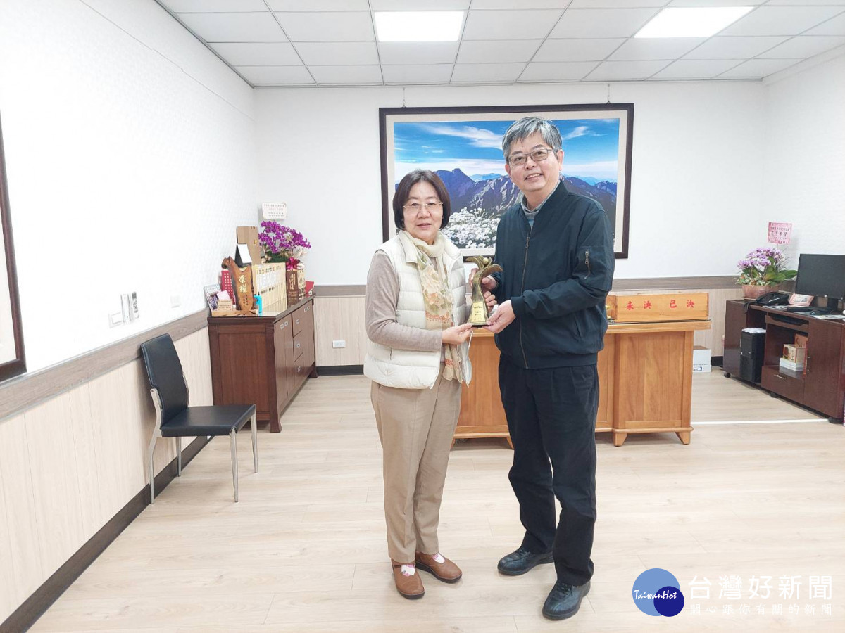 嘉義縣民雄鄉蟬聯嘉義縣節電王,16日由台電嘉義區營業處顏國俊副處長代表台電頒獎,民雄鄉長林于玲代表領獎/陳致愷翻攝
