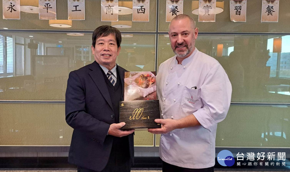 瑞士烹飪藝術學院主廚Chef Alain與胡劍峯校長合影。<br /><br /> <br /><br />