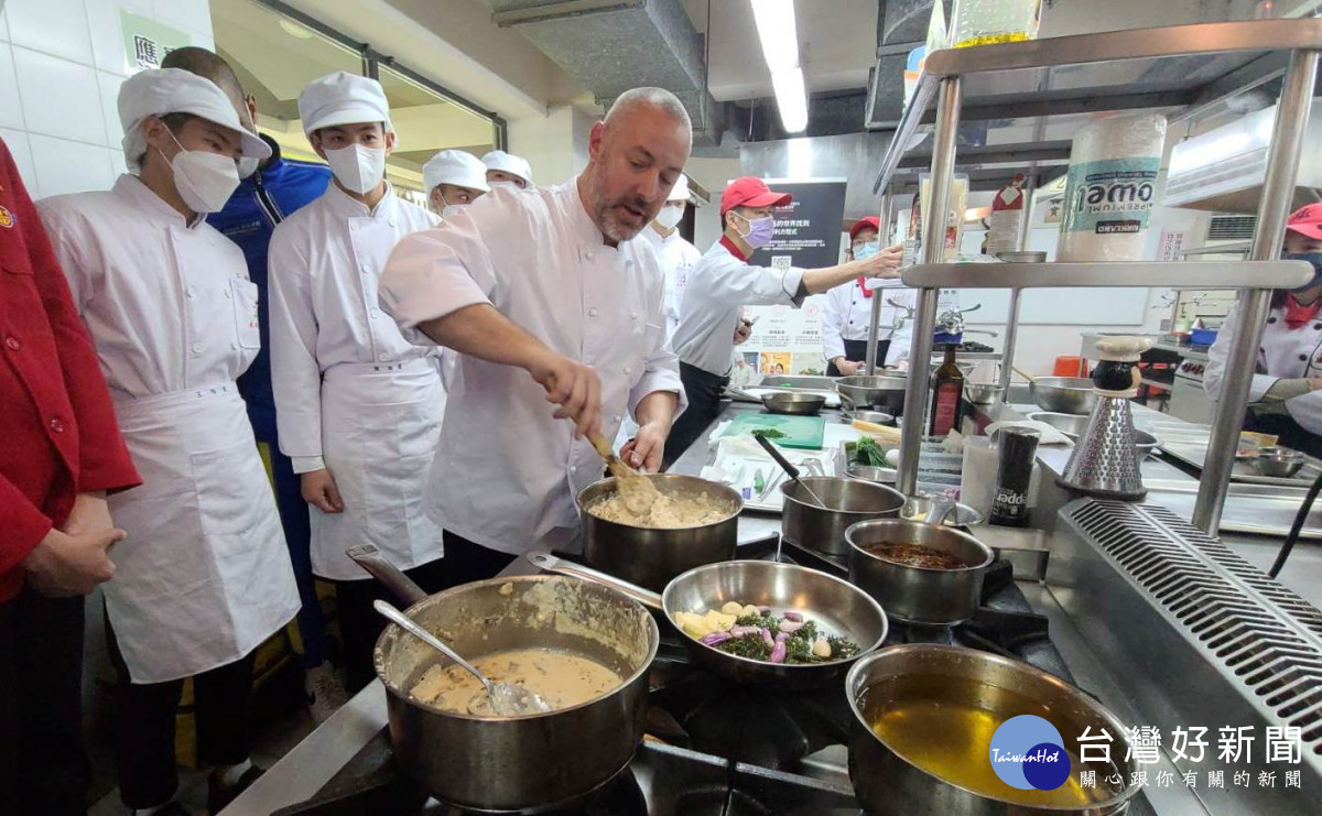 瑞士烹飪藝術學院主廚Chef Alain進行西餐烹調教學。<br /><br /> <br /><br />