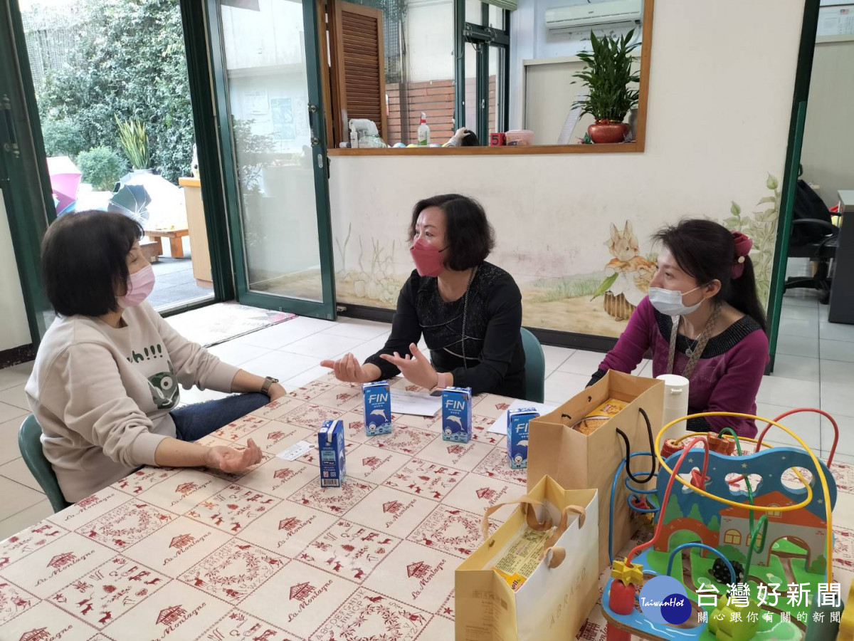 榮家主任白恩惠(中)、輔導組組長黃士芳(右)拜訪但以理幼兒園謝園長(左)，共研合作方向。