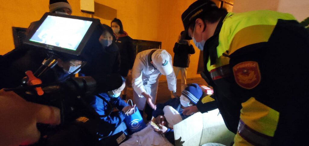 ▲ 中警一分局結合街友關懷協會及慈濟,寒夜送暖關懷街友 (圖/台中市警察局 提供)