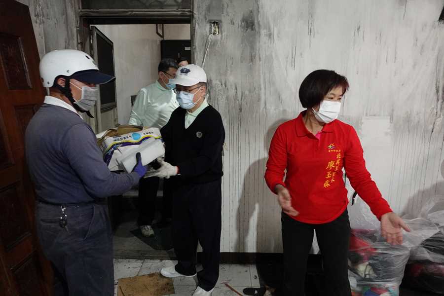 北興里里長廖玉森(右一)事前協助案家尋找資源,當日也協助清運工作。