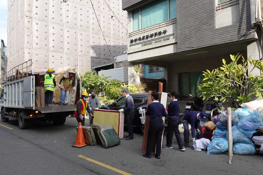 回收物及廢棄物共清出能運載五臺車空間。