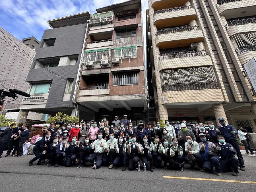 慈濟基金會北屯區志工與臺中慈濟醫院醫護合力協助受災戶清運重建家園。