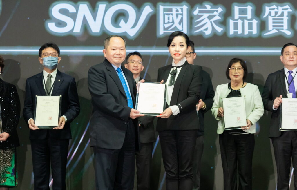 ▲東森自然美「18_煥新淨膚酸精華」榮獲SNQ國家品質標章認證，東森自然美加盟事業部副