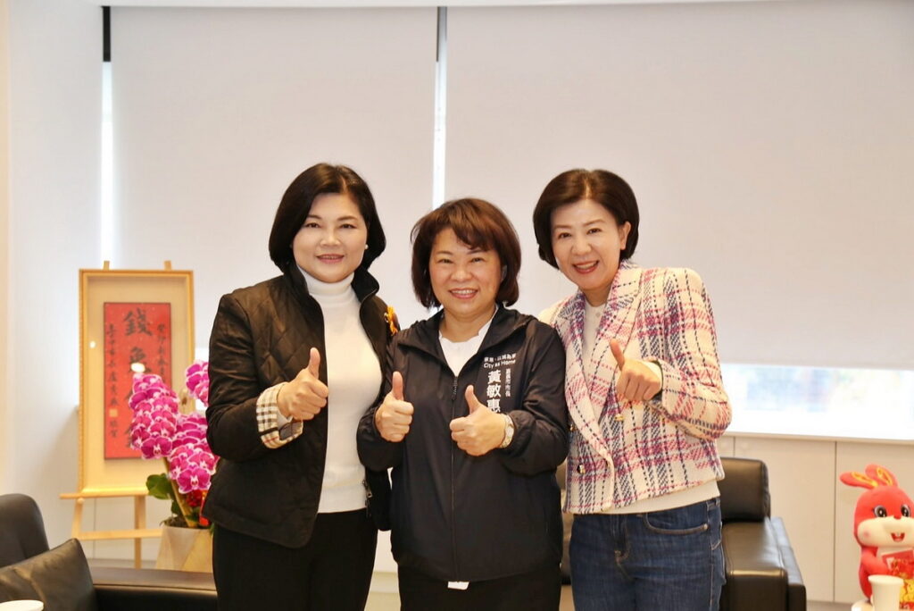 0FB 合照(左起雲林縣長張麗善，黃敏惠市長，台中副市長王育敏)